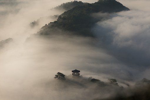 何姓男孩缺土免费命名建议